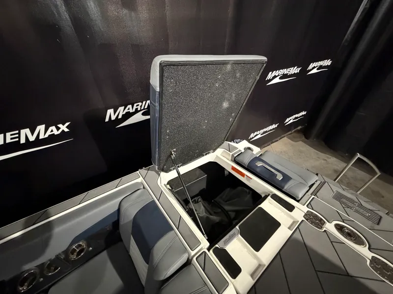 Slide: The Image of Malibu 25 LSV 2023 - 12