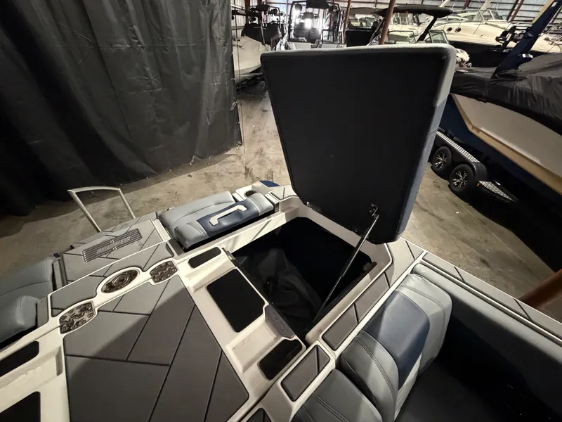 Slide: The Image of Malibu 25 LSV 2023 - 13