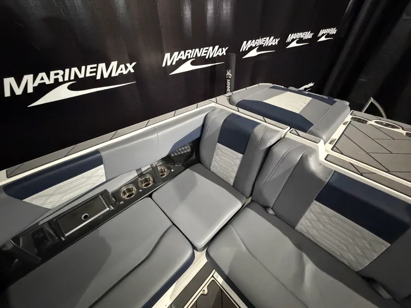 Slide: The Image of Malibu 25 LSV 2023 - 15