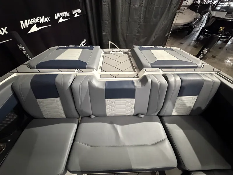 Slide: The Image of Malibu 25 LSV 2023 - 16