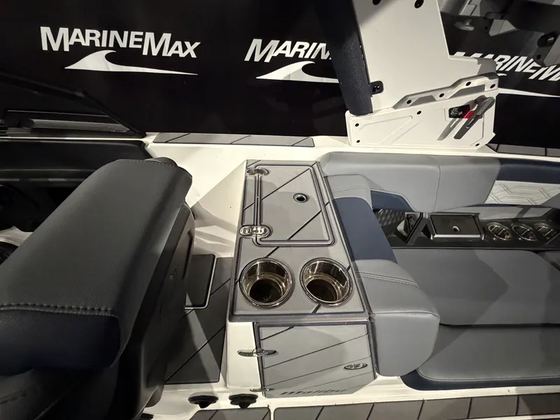 Slide: The Image of Malibu 25 LSV 2023 - 18