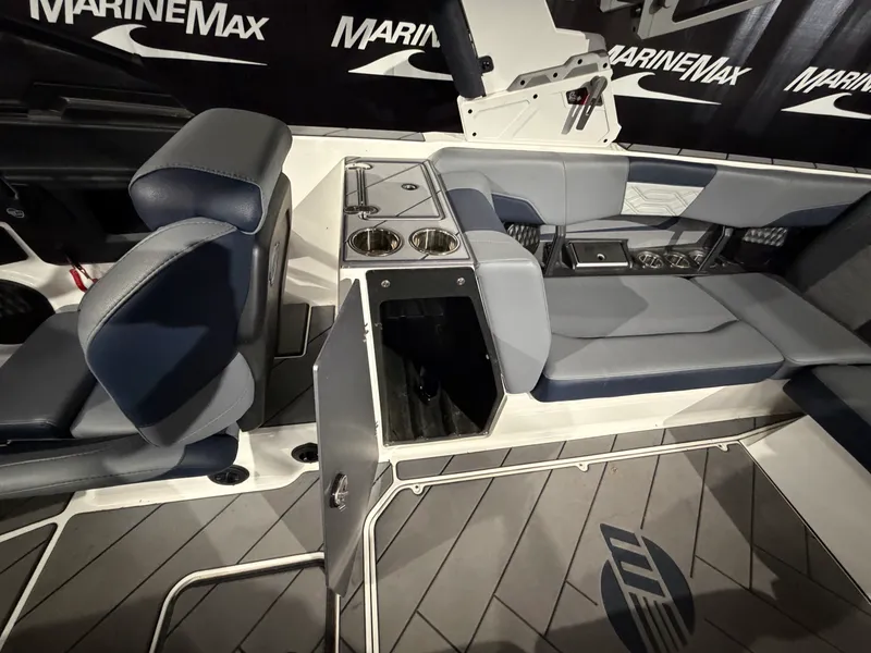 Slide: The Image of Malibu 25 LSV 2023 - 19