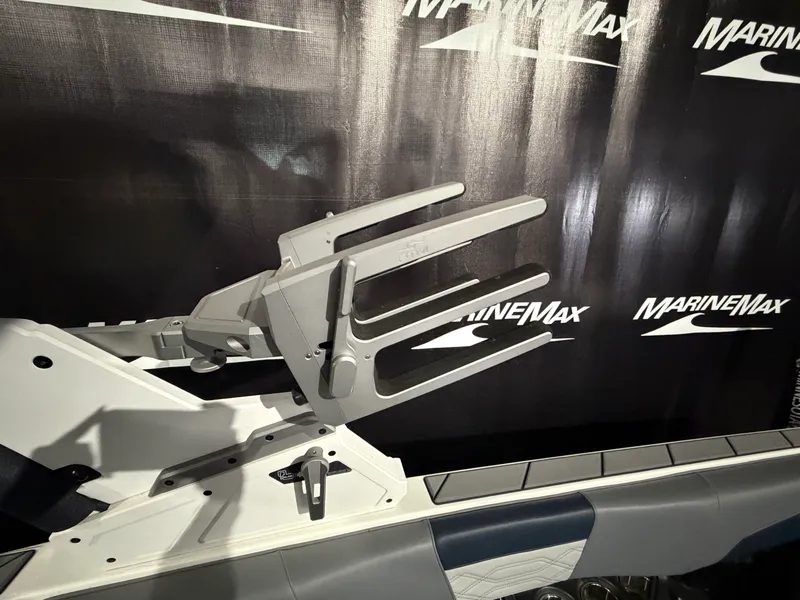Slide: The Image of Malibu 25 LSV 2023 - 21