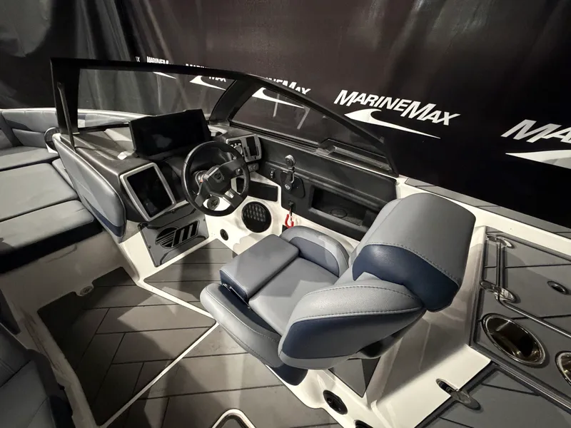 Slide: The Image of Malibu 25 LSV 2023 - 24