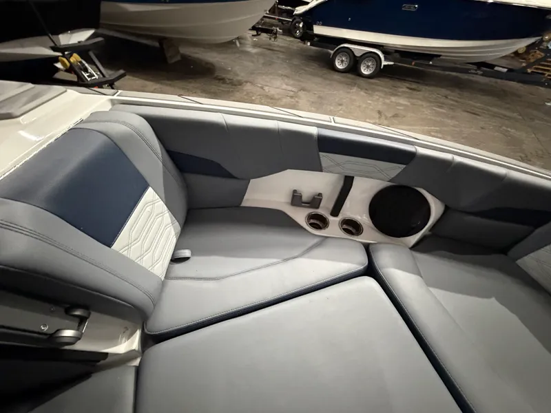 Slide: The Image of Malibu 25 LSV 2023 - 32