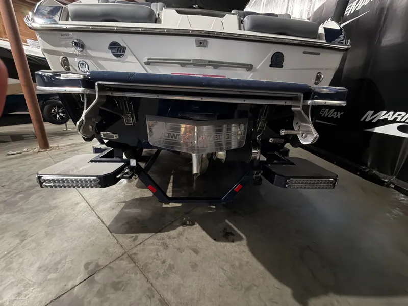 Slide: The Image of Malibu 25 LSV 2023 - 6