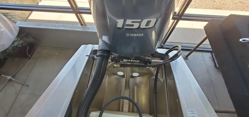 Slide: The Image of 2022 Veranda VISTA VIEW 22RC with Yamaha 150 outboard motor. - 10
