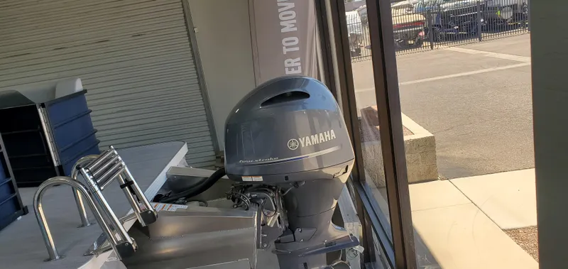 Slide: The Image of 2022 Veranda VISTA VIEW 22RC with Yamaha outboard motor displayed indoors. - 4