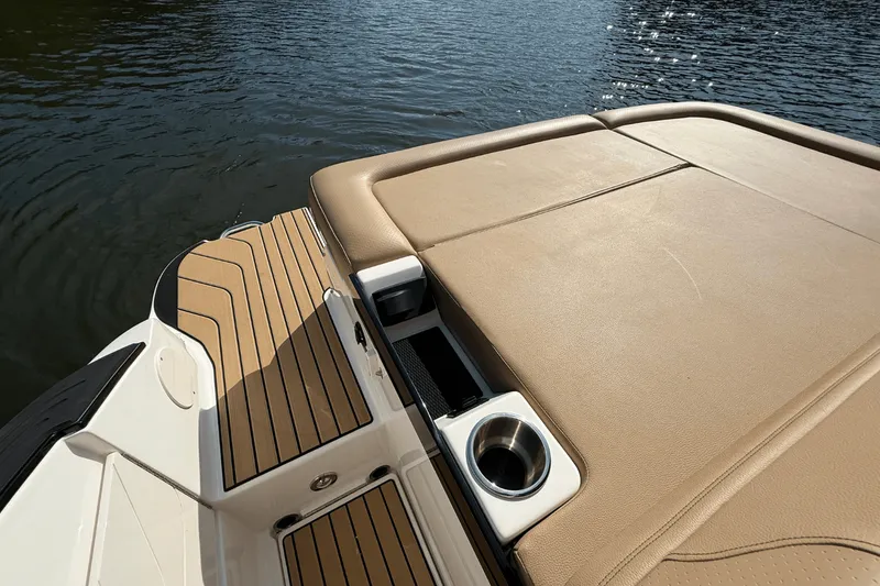 Slide: The Image of Sea Ray SLX 260 2026 - 12