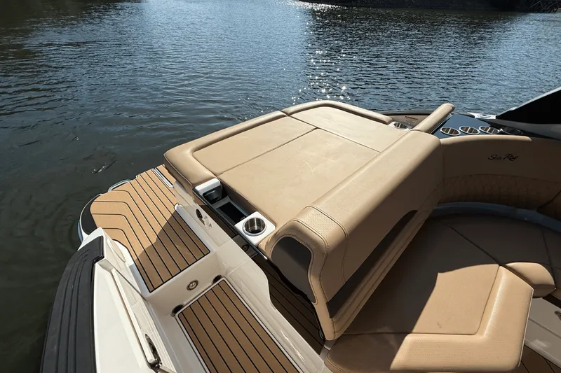 Slide: The Image of Sea Ray SLX 260 2026 - 13