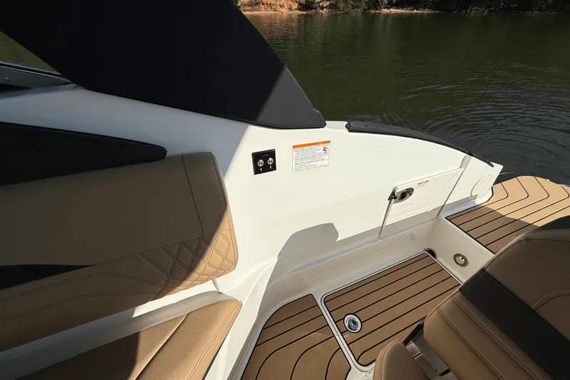Slide: The Image of Sea Ray SLX 260 2026 - 14