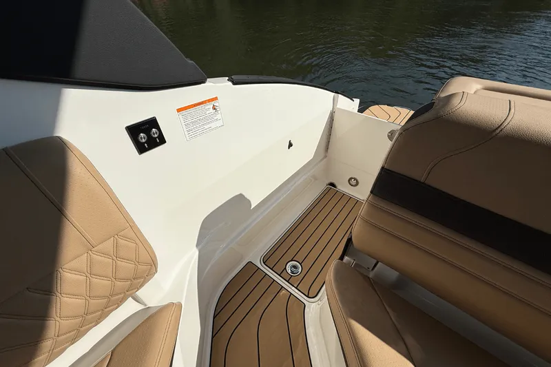 Slide: The Image of Sea Ray SLX 260 2026 - 15