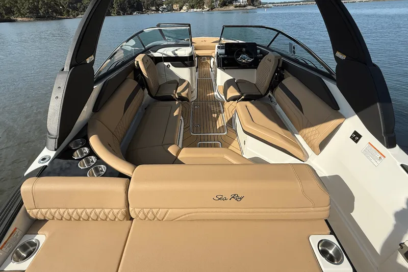 Slide: The Image of Sea Ray SLX 260 2026 - 16