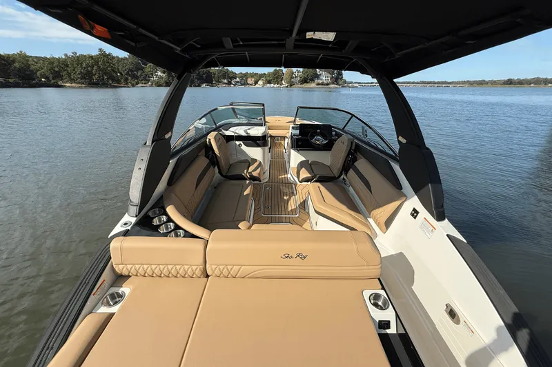 Slide: The Image of Sea Ray SLX 260 2026 - 17