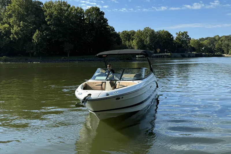 Slide: The Image of Sea Ray SLX 260 2026 - 2