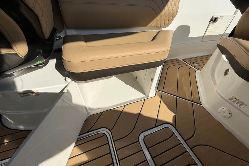 Slide: The Image of Sea Ray SLX 260 2026 - 23