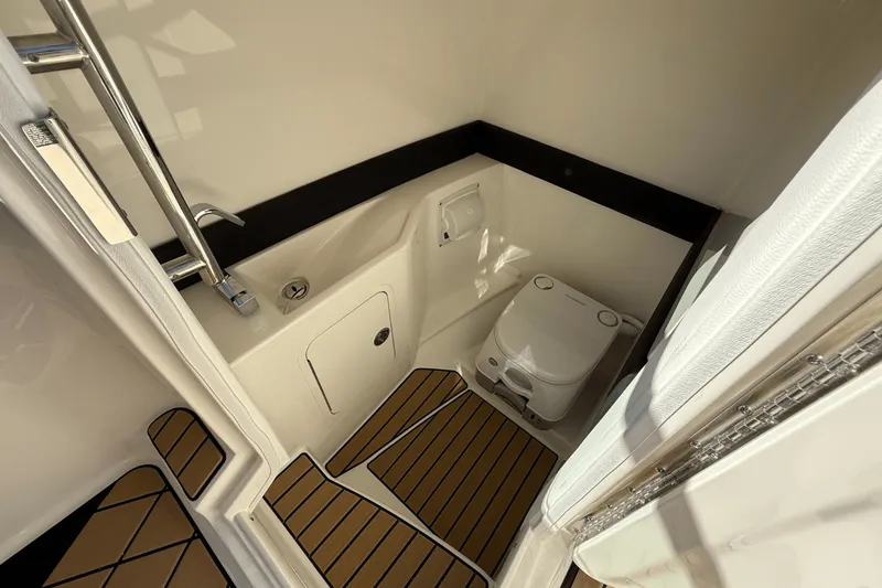 Slide: The Image of Sea Ray SLX 260 2026 - 26