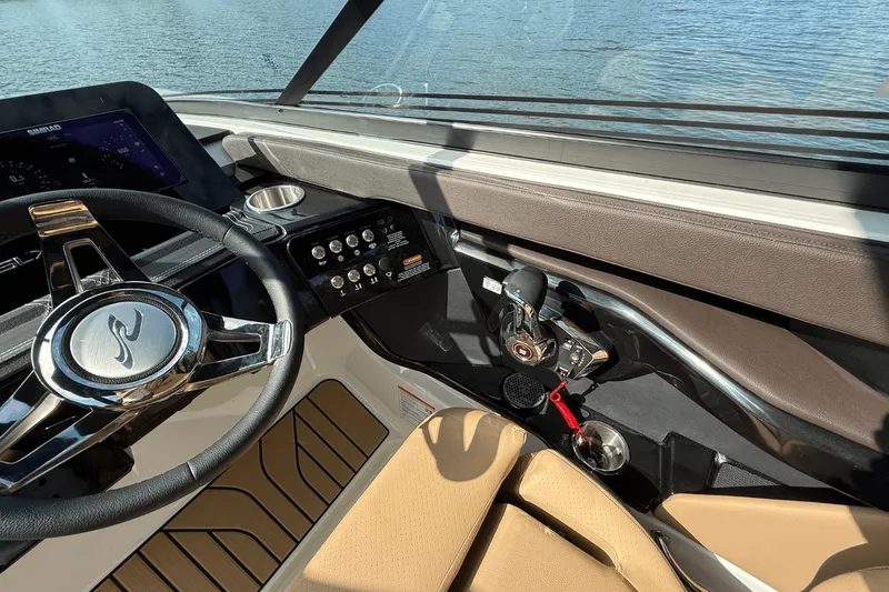 Slide: The Image of Sea Ray SLX 260 2026 - 30