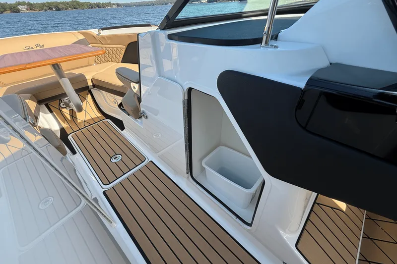 Slide: The Image of Sea Ray SLX 260 2026 - 33