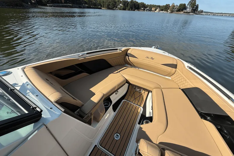 Slide: The Image of Sea Ray SLX 260 2026 - 40