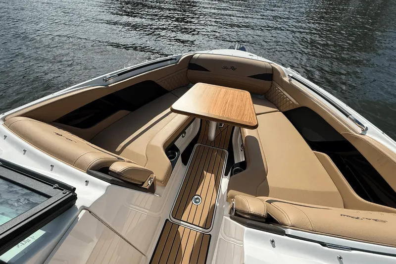 Slide: The Image of Sea Ray SLX 260 2026 - 42