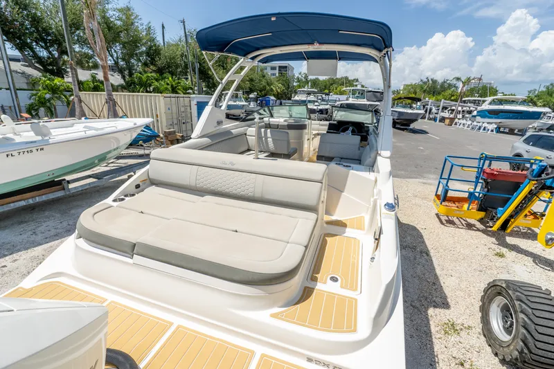 Slide: The Image of Sea Ray 27 SDX 2021 - 3