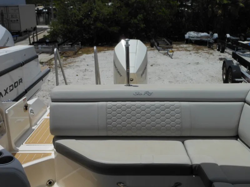 Slide: The Image of Sea Ray 27 SDX 2021 - 9