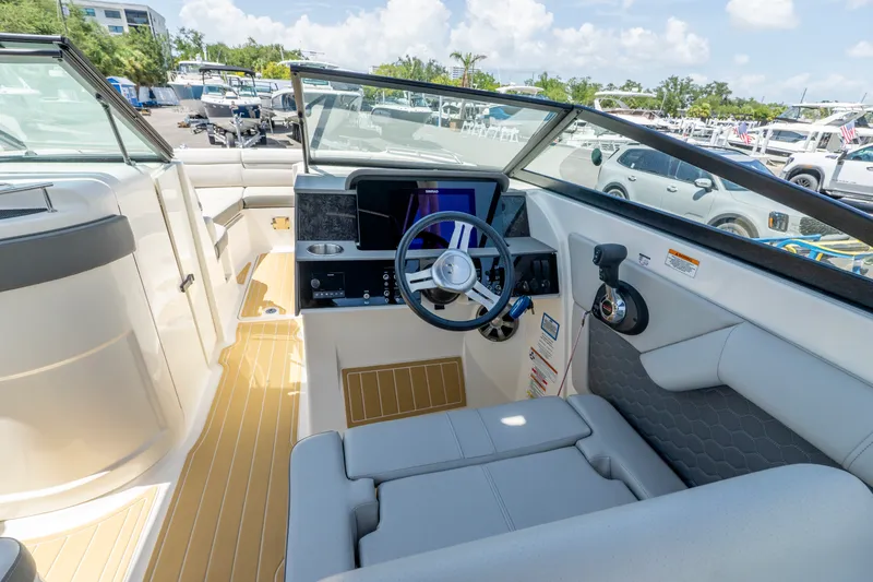Slide: The Image of Sea Ray 27 SDX 2021 - 9