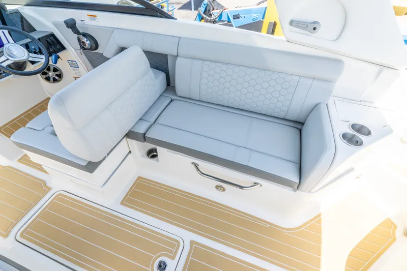 Slide: The Image of Sea Ray 27 SDX 2021 - 10