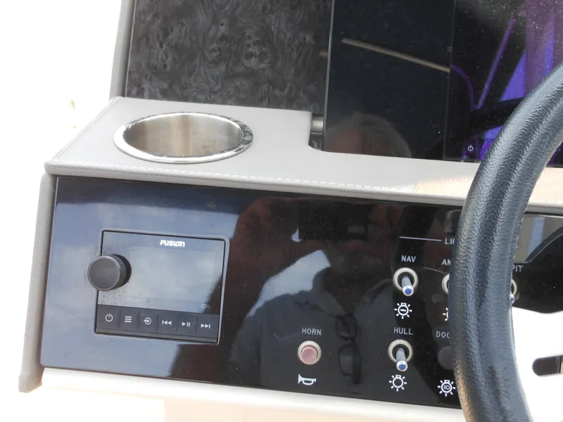 Slide: The Image of Sea Ray 27 SDX 2021 - 7