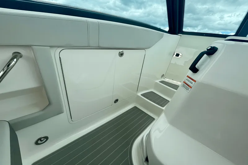 Slide: The Image of Sea Ray Sundancer 320 Outboard 2026 - 22