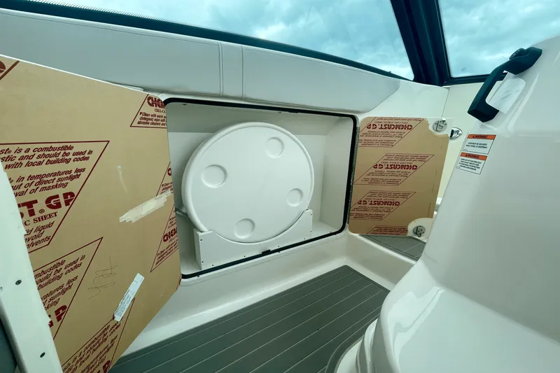 Slide: The Image of Sea Ray Sundancer 320 Outboard 2026 - 23