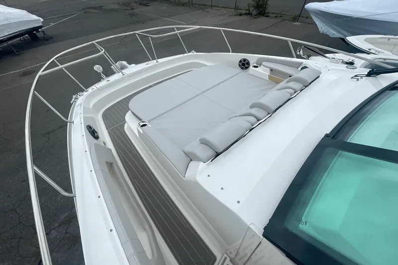 Slide: The Image of Sea Ray Sundancer 320 Outboard 2026 - 25