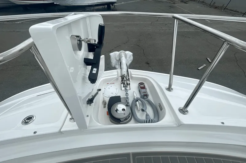 Slide: The Image of Sea Ray Sundancer 320 Outboard 2026 - 29