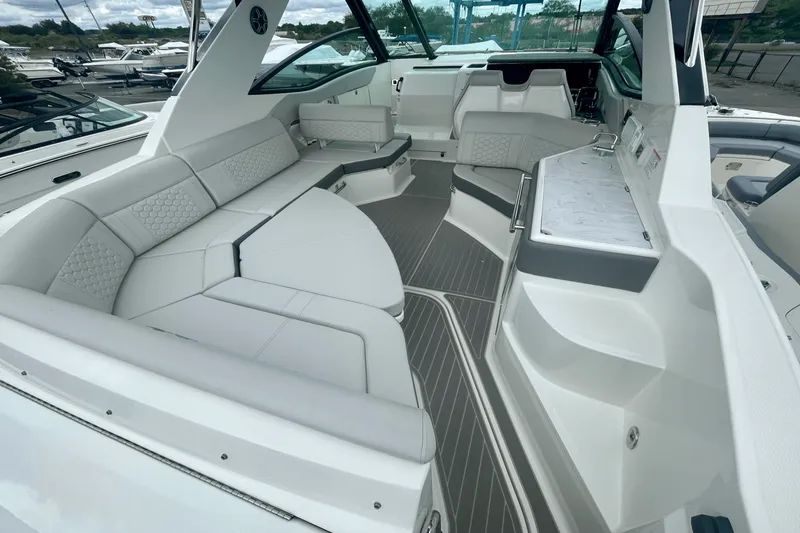 Slide: The Image of Sea Ray Sundancer 320 Outboard 2026 - 3