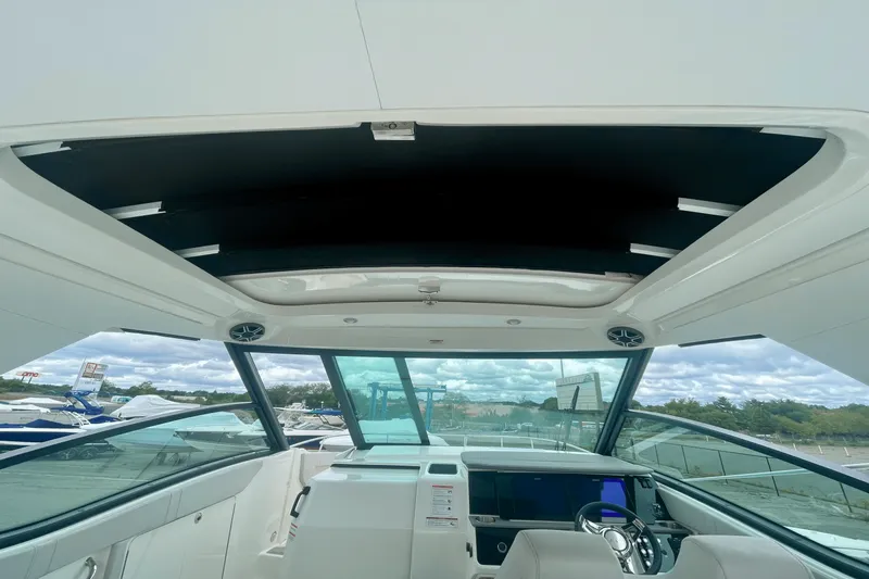 Slide: The Image of Sea Ray Sundancer 320 Outboard 2026 - 4