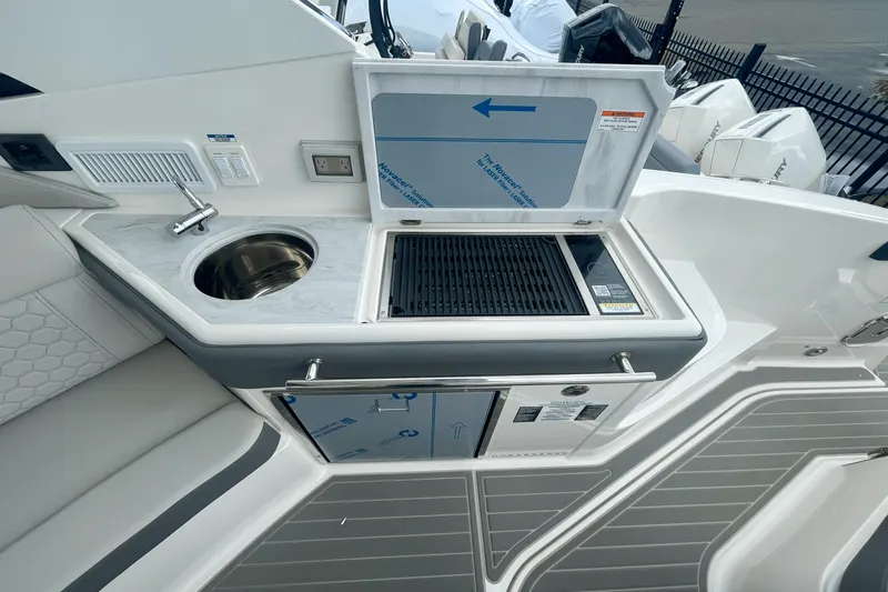 Slide: The Image of Sea Ray Sundancer 320 Outboard 2026 - 8