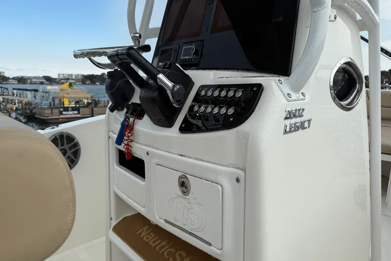 Slide: The Image of NauticStar 2602 LEGACY 2019 - 22