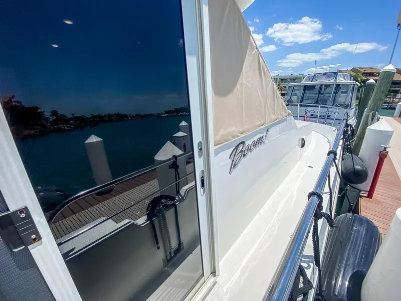 Slide: The Image of Navigator 5800 yacht docked, reflecting water and sky, 1999 model. - 2