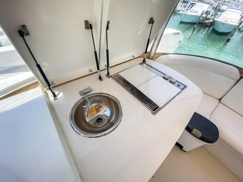 Slide: The Image of Outdoor kitchen on 1999 Navigator 5800 yacht with sink and grill, docked by the water. - 33