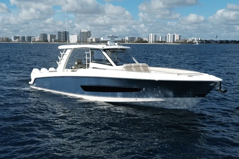 Slide: The Image of Boston Whaler 420 Outrage 2026 - 10