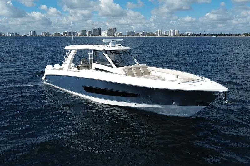 Slide: The Image of Boston Whaler 420 Outrage 2026 - 11