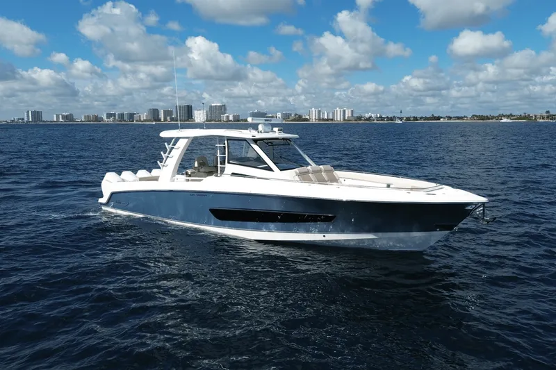 Slide: The Image of Boston Whaler 420 Outrage 2026 - 12