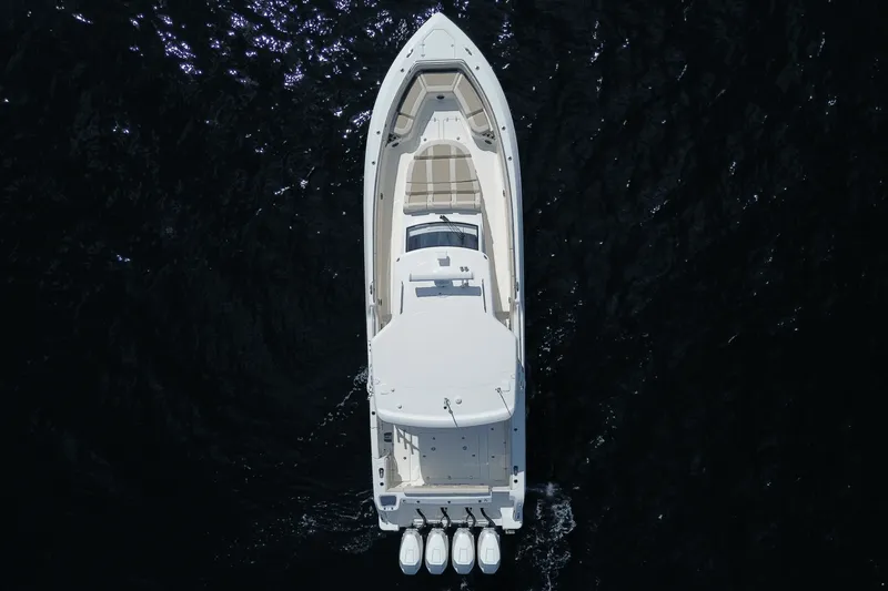 Slide: The Image of Boston Whaler 420 Outrage 2026 - 13