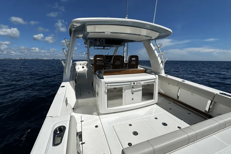 Slide: The Image of Boston Whaler 420 Outrage 2026 - 14