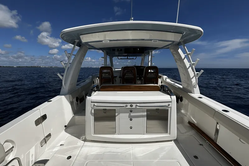 Slide: The Image of Boston Whaler 420 Outrage 2026 - 15