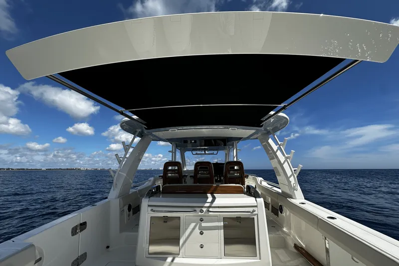 Slide: The Image of Boston Whaler 420 Outrage 2026 - 16