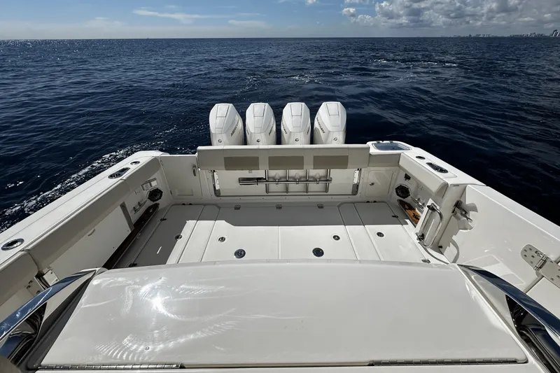 Slide: The Image of Boston Whaler 420 Outrage 2026 - 17