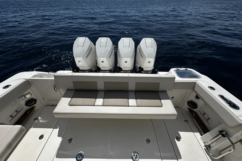 Slide: The Image of Boston Whaler 420 Outrage 2026 - 18