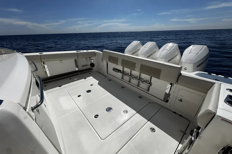 Slide: The Image of Boston Whaler 420 Outrage 2026 - 19